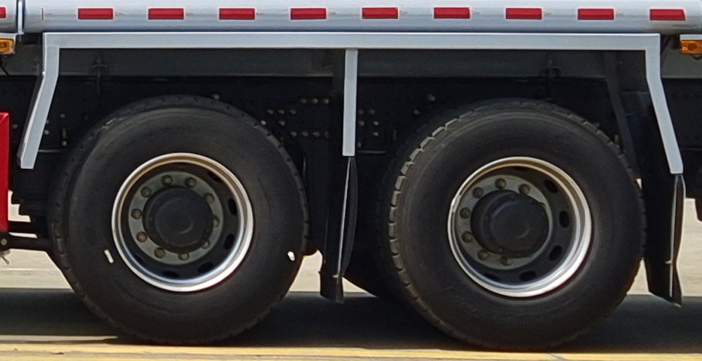 楚勝牌CSC5266GYYZK6A型運油車