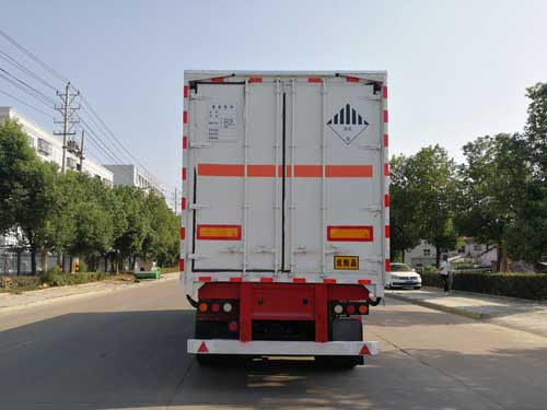楚勝牌CSC9401XZW型雜項(xiàng)危險(xiǎn)物品廂式運(yùn)輸半掛車