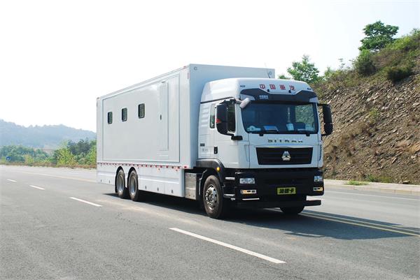 重汽汕德卡后雙橋宿營車