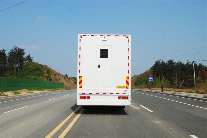 重汽汕德卡后雙橋宿營車