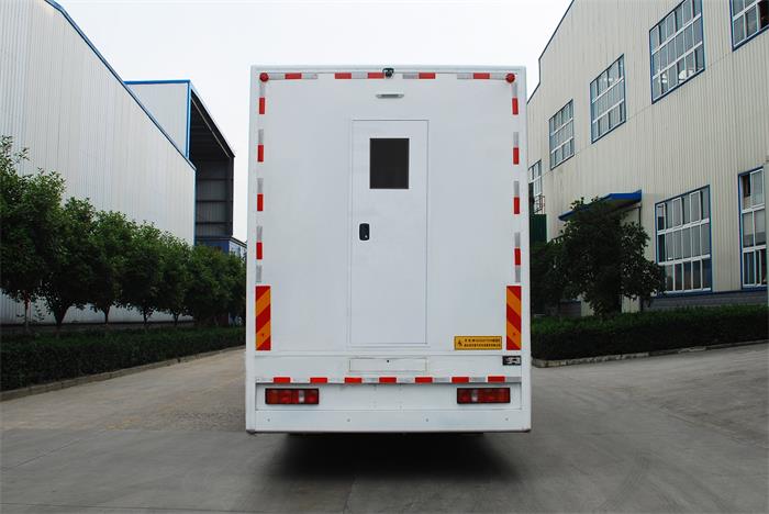 重汽汕德卡后雙橋宿營車