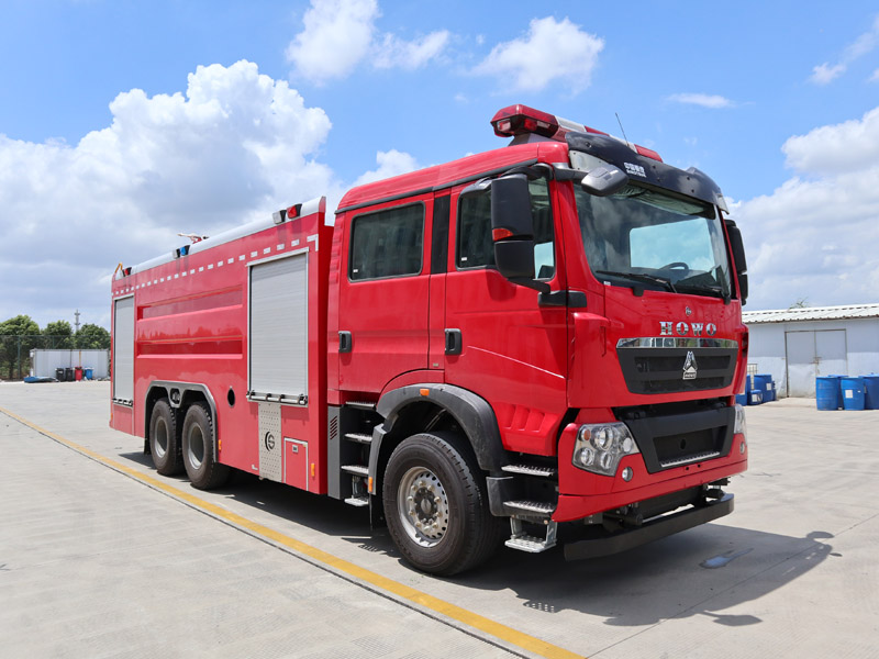 重汽豪沃后雙橋18噸泡沫消防車