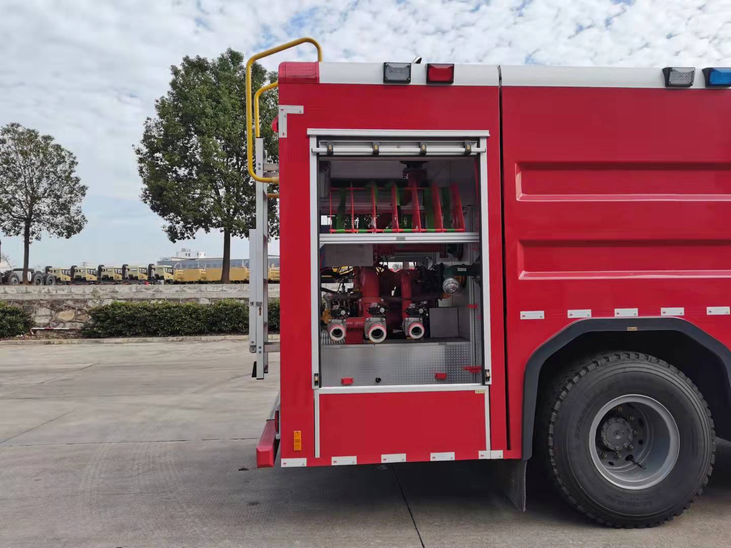 重汽豪沃8噸泡沫消防車