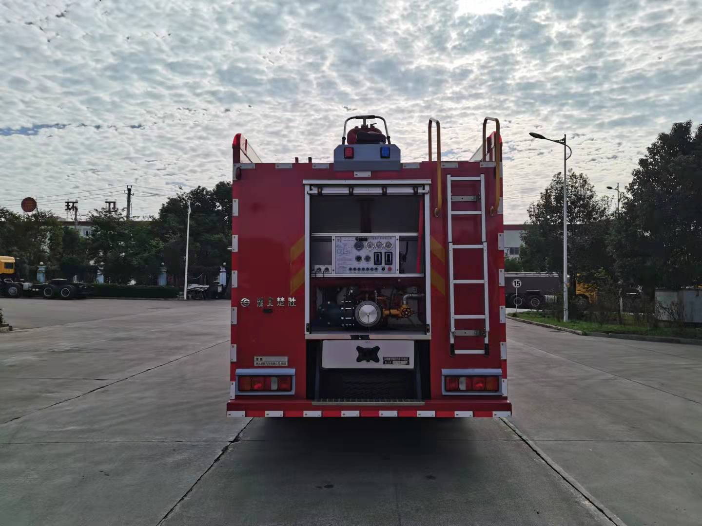 重汽豪沃8噸泡沫消防車