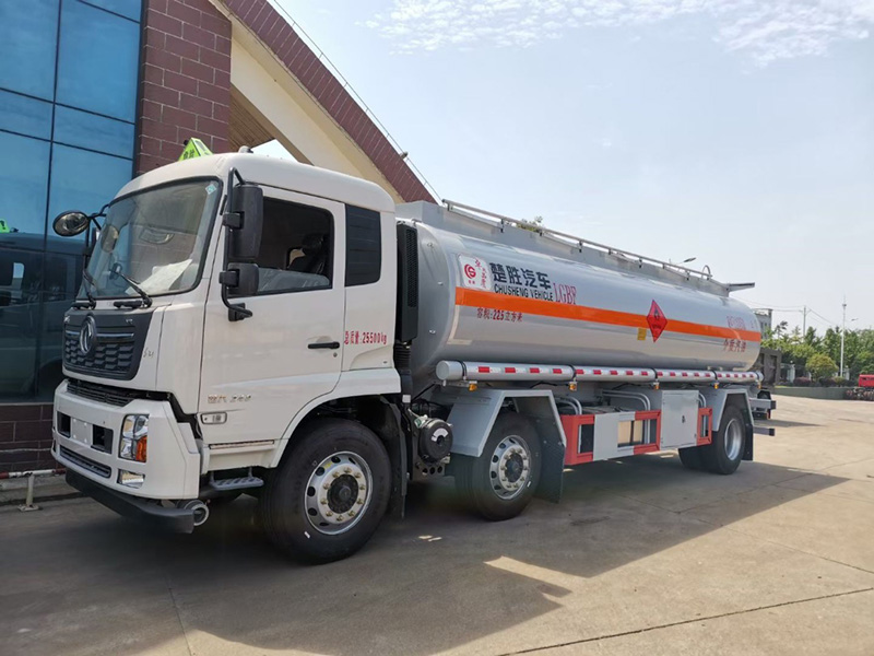 國六東風(fēng)天錦小三軸油罐車