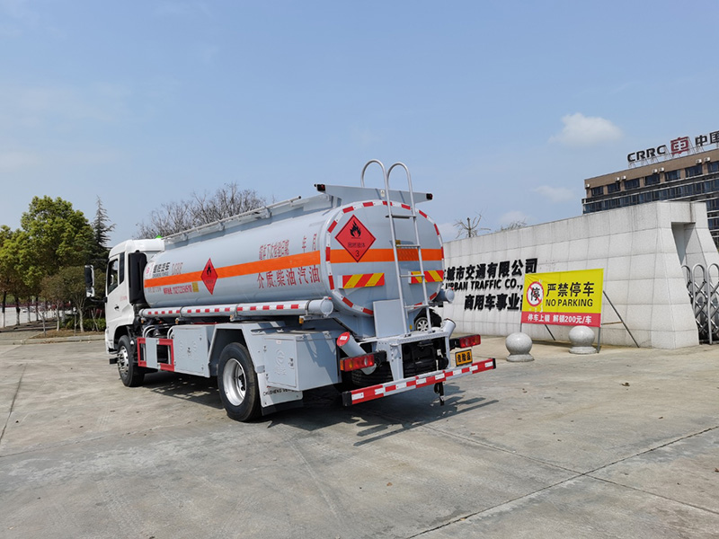 東風(fēng)天錦國(guó)六新規(guī)油罐車(chē)