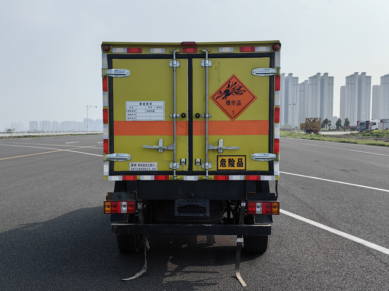 楚勝牌CSC5047XQYB6型爆破器材運(yùn)輸車