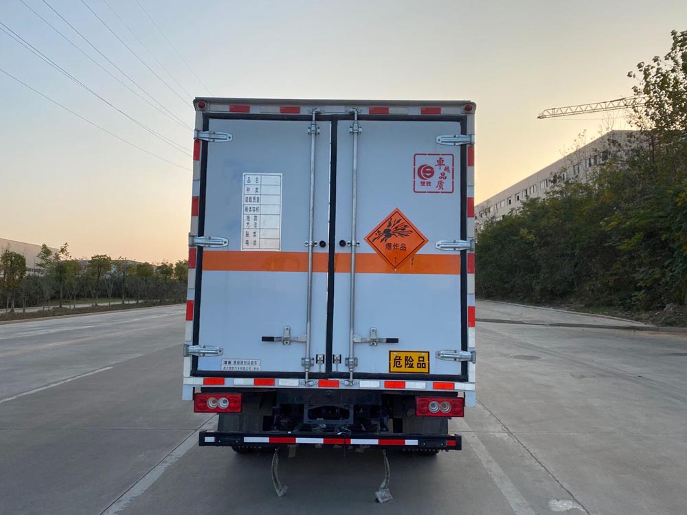 楚勝牌CSC5048XQYB6型爆破器材運(yùn)輸車