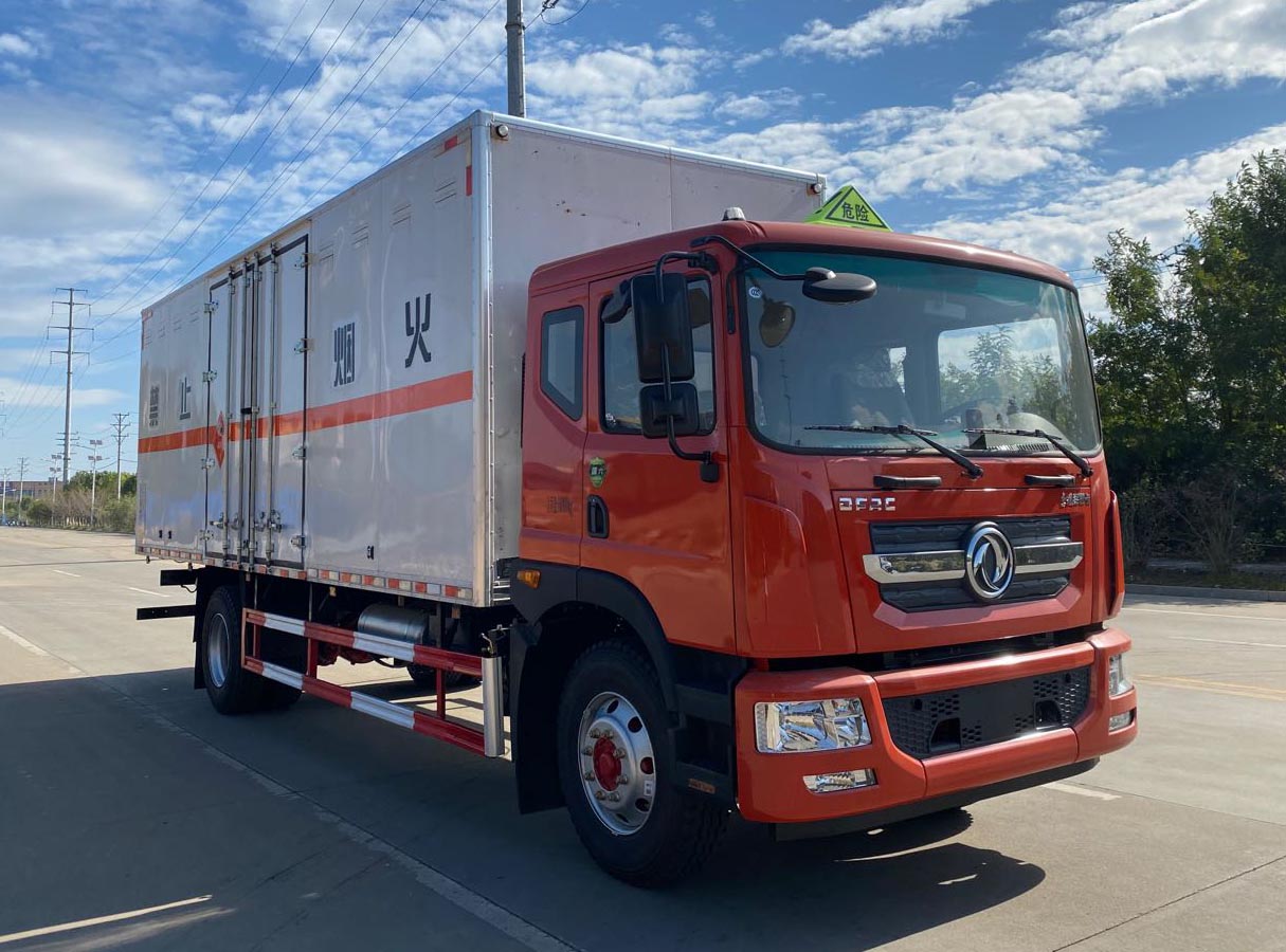 楚勝牌CSC5185XRY6型易燃液體廂式運(yùn)輸車