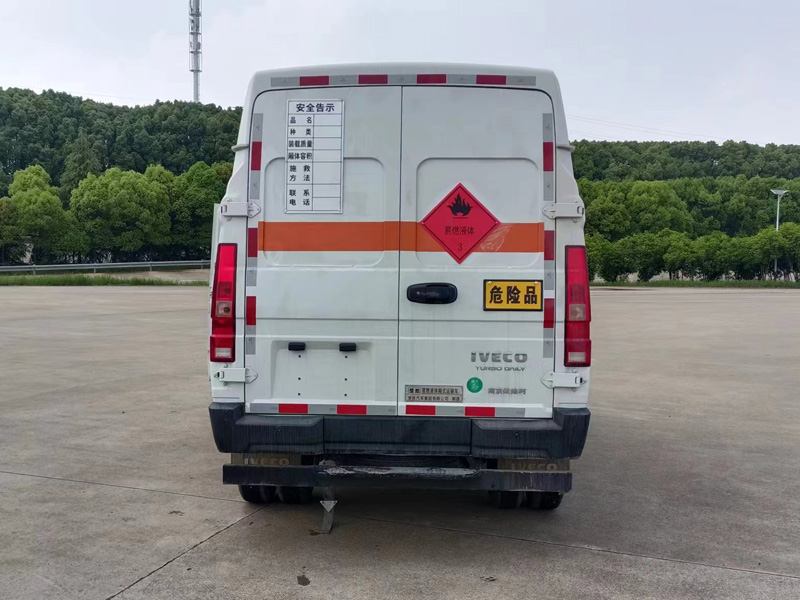 楚勝牌CSC5046XRYNJ6型易燃液體廂式運輸車