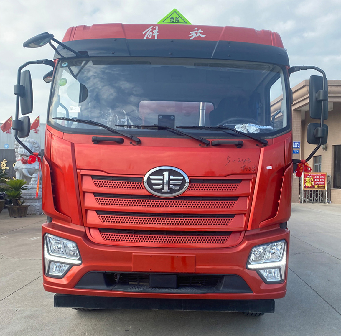 楚勝牌CSC5320GFWCA6CY型腐蝕性物品罐式運(yùn)輸車