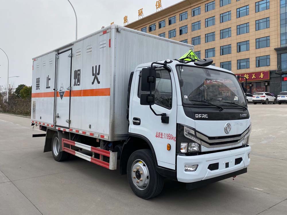 楚勝牌CSC5125XFW6型腐蝕性物品廂式運(yùn)輸車(chē)