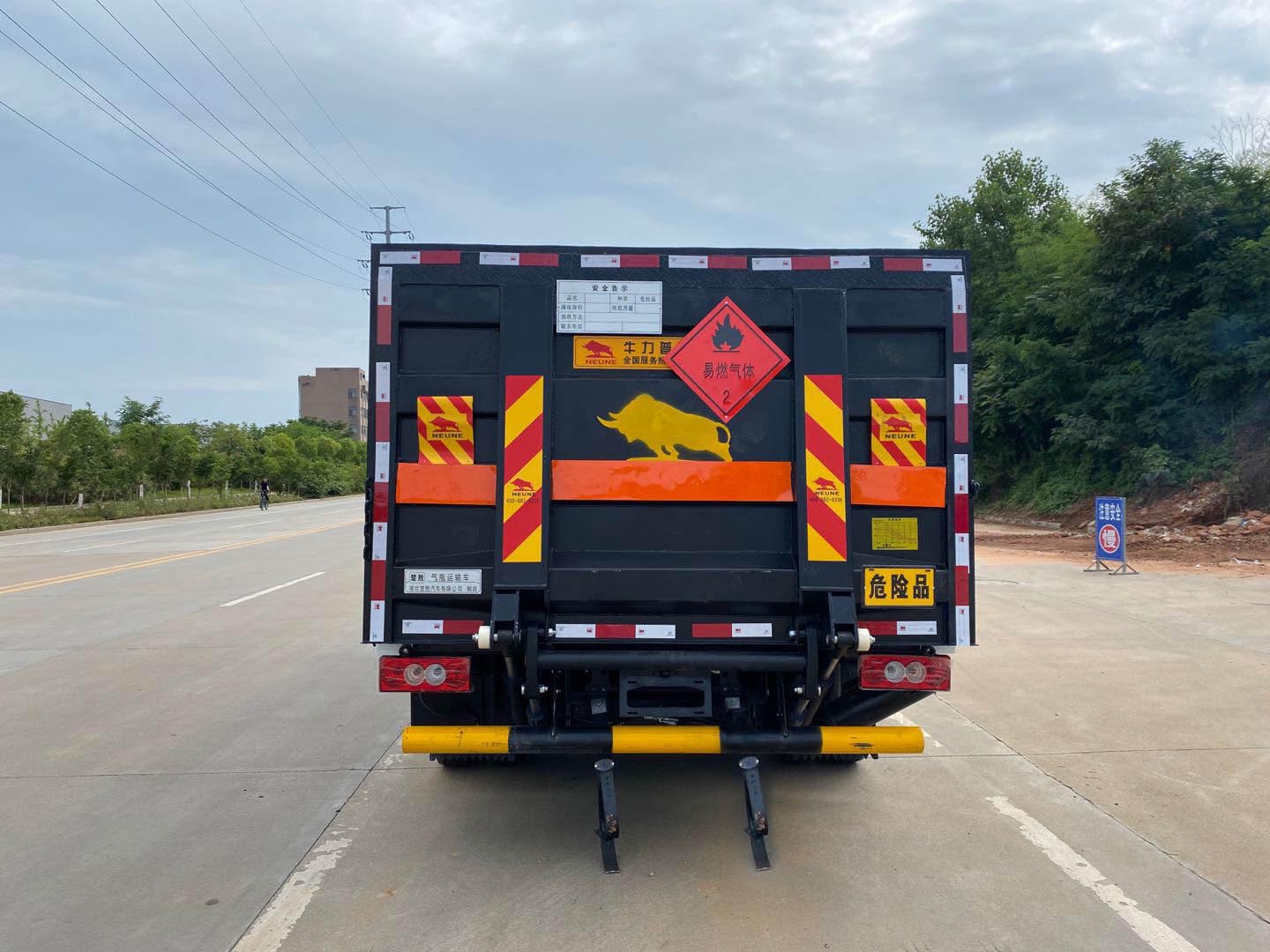 楚勝牌CSC5088TQPB6型氣瓶運(yùn)輸車