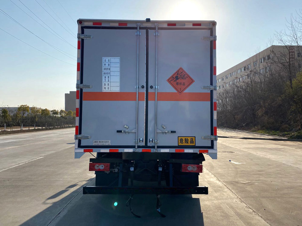 楚勝牌CSC5128XQYB6型爆破器材運(yùn)輸車