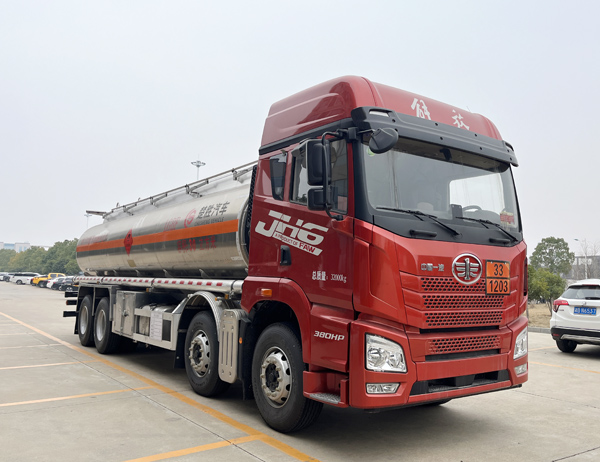 楚勝牌CSC5325GYYLCA6型鋁合金運(yùn)油車(chē)