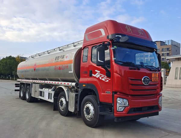 楚勝牌CSC5326GYYLCA6A型鋁合金運(yùn)油車(chē)